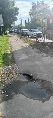 На ул. Кузнецова в Иванове размывает канализационный люк